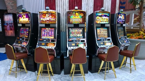 Live roulette table with spinning wheel at kagura189